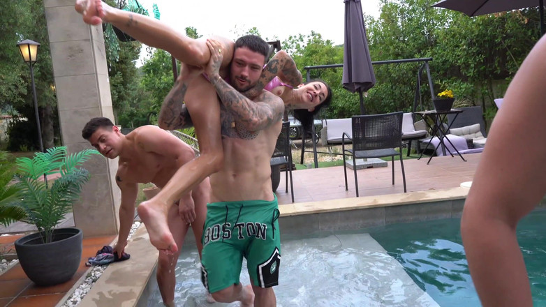 Rauls Bud: Dublă penetrare Gangbang intens în piscină cu MILF Silviapreslar și trei tineri...