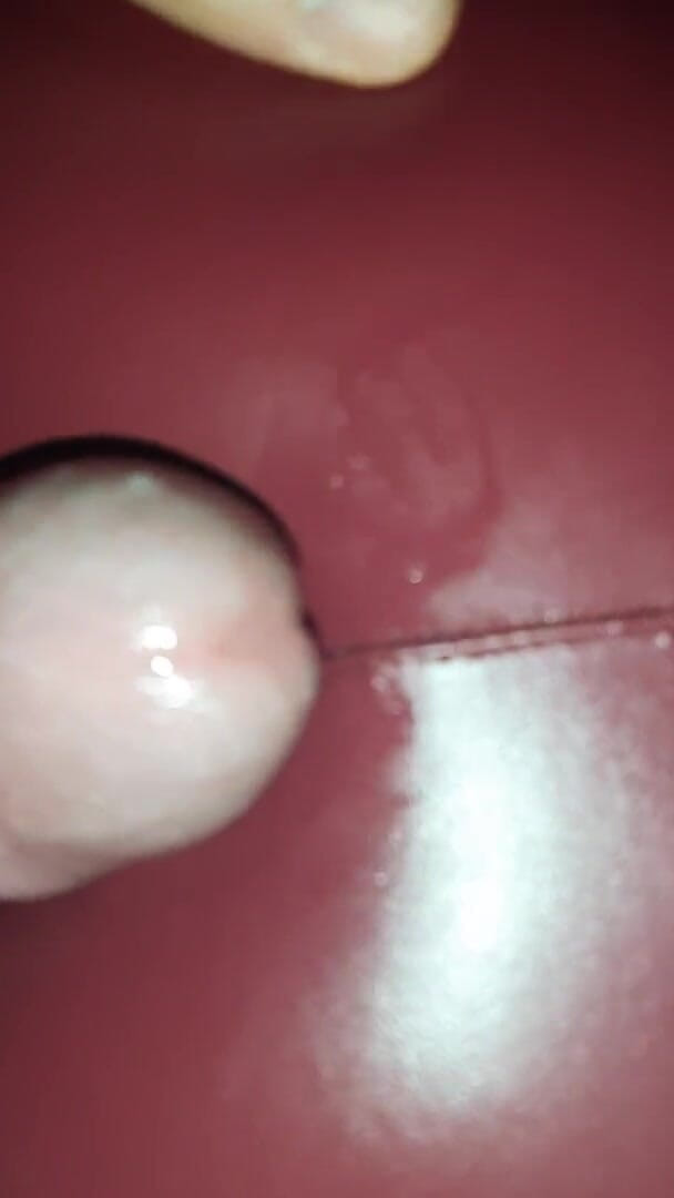 Shiny leather assfuck: Pantat teman wanita dalam seluar kulit merah mengusik zakar saya