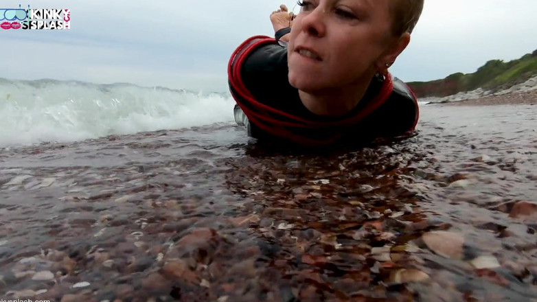 UKCuteGirl: Ligotée dans une combinaison de plongée - défi d’évasion à la corde...