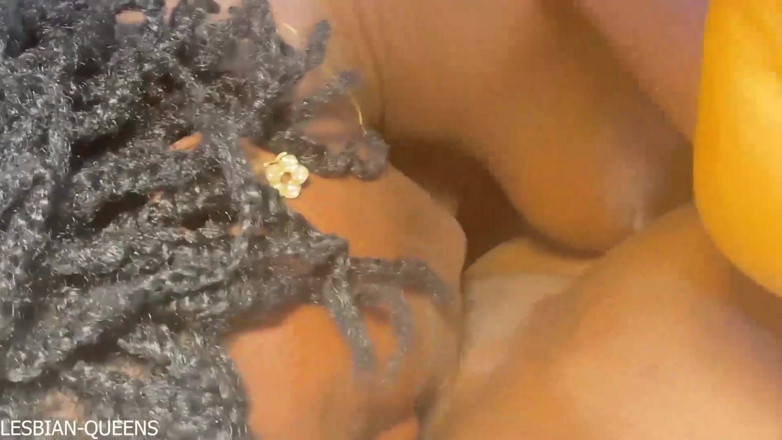 Lesbian Queens: kaamuk sanvli lesbiyan choot aphriki shaili men kha rahi hai