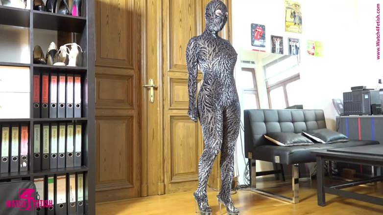Fem Latex: Sportübungen in latex und zentai