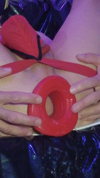 Lubang cewek sange ini dientot habis-habisan sama besar sampai lubangnya menganga lebar
