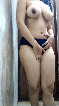 Riyathakur: La calda zia tamil pulisce la figa per la prima...