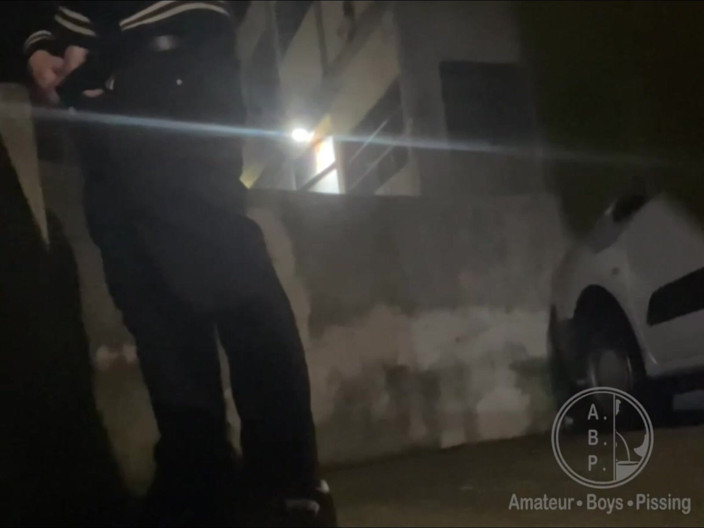 AmateurBoysPissing: Băiat amator prins pișându-se pe stradă după petrecere