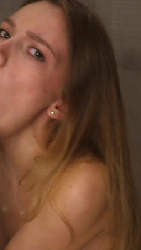 Dar piacere me stesso nella doccia con un grosso dildo