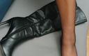 Coryna nylon: Schwarze strümpfe und schwarze stiefel