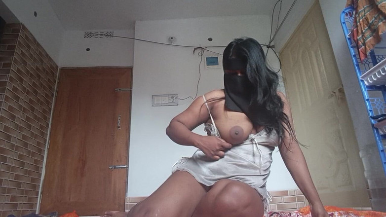 Skakoi: Ragazza carina desi provocante mentre è seduta