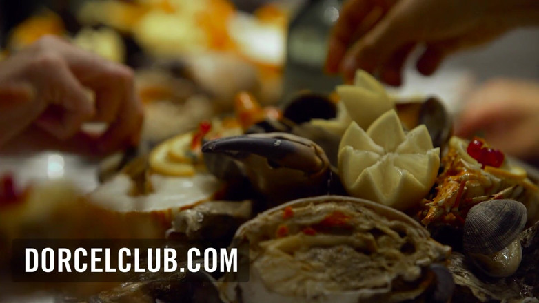 Dorcel Club: Sorpresa sotto il tavolo ad una cena scambista