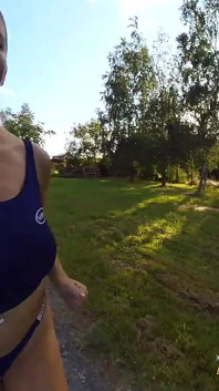 Katerina Hartlova, MILF à gros nichons, fait une course d’exercice et fait rebondir ses seins devant 360 caméra