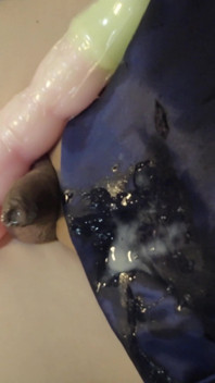Sis-k en chemise de nuit bleu marine chevauche un gode chic, épisode 2