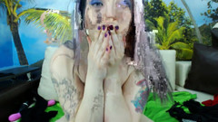 Yukionna: Młoda śliczna brunetka rozmawia i bawi się cipką