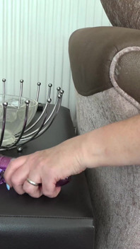 Trisha spielt auf dem sofa