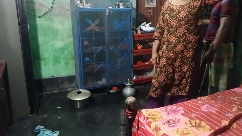 Desimombd: Devor和bhabhi去一个非常老的房子，突然与孟加拉语desimombd发生性关系