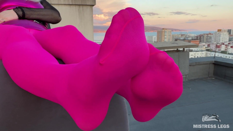 Mistress Legs: Nylon màu hồng trêu chọc trên sân thượng lúc hoàng...