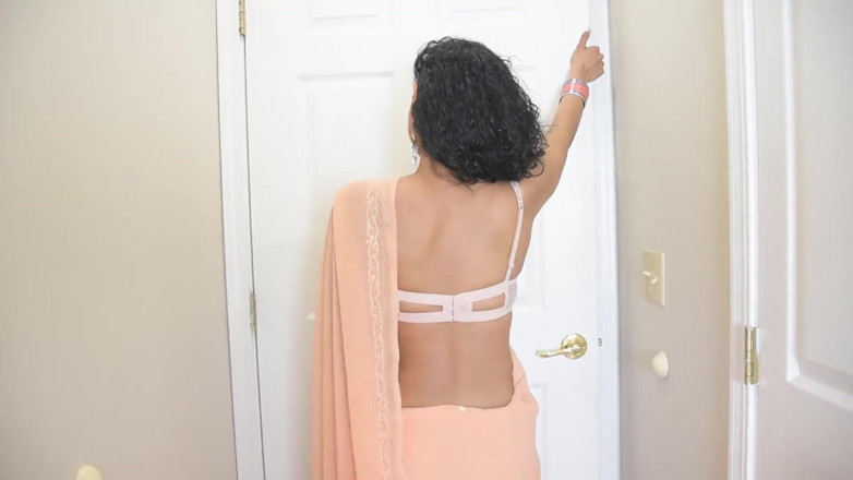 Horny Lily: Indianka tańczy erotycznie, a następnie jedzie na wielkim dildo