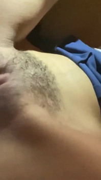 18歳のアマチュアが義理の兄とセックスしながら自分を撮影