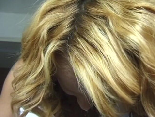 Flash Model Amateurs: Blonde slet krijgt haar kut gelikt nadat ze een pijpbeurt...