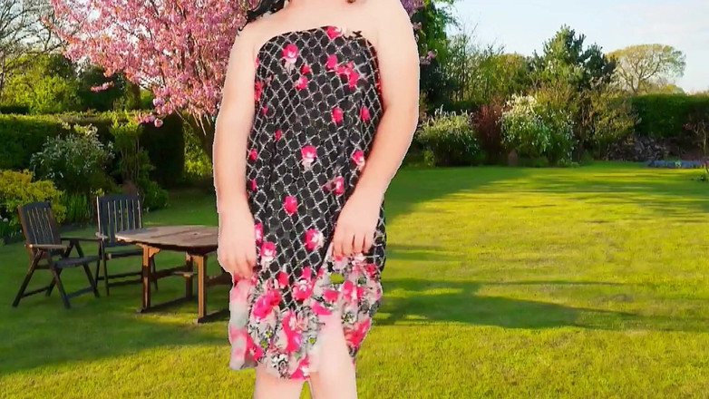 Kitty_Cross: Une belle femboy danse dans des chaussettes hautes aux genoux...