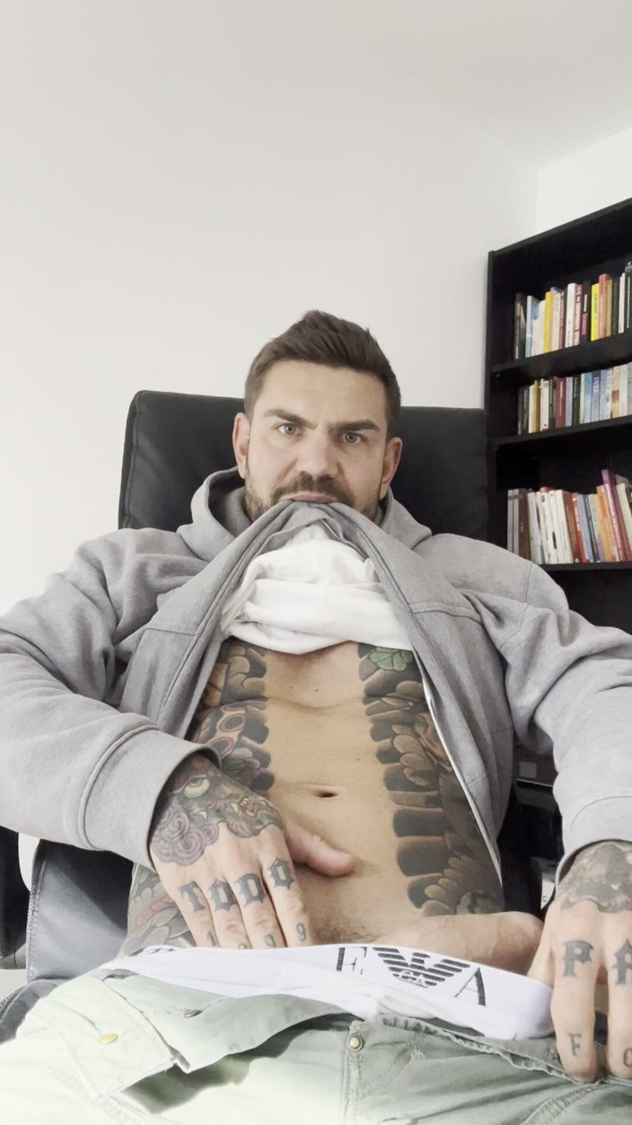 Juan Lucho Gay: Tetovaná Španělština Ukazuje Zadek a Masturbace