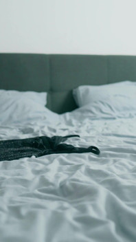 Madrastra Revienta a Su Hijo Masturbándose Con Su Porno En La Cama Compartida - Preñada Tabú Sorpresa!
