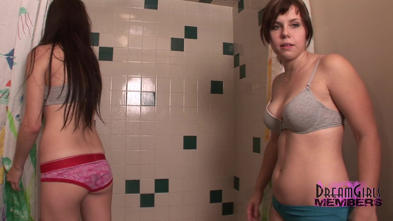 Dream Girls: Le ragazze migliore amica naturali si insaponno a vicenda sotto...