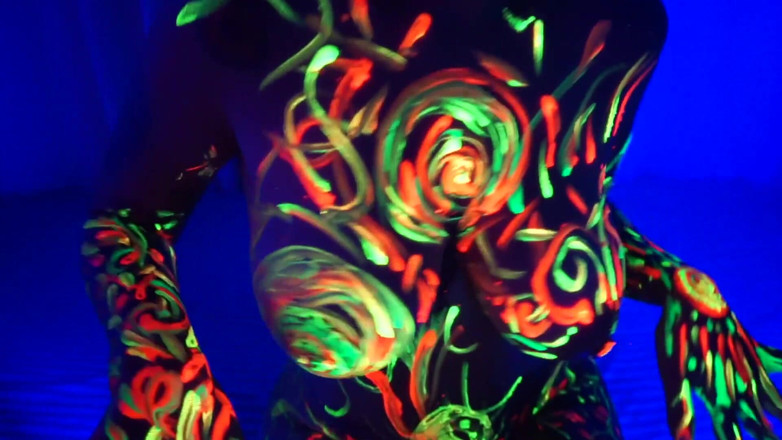Cipriani: Amelie gets neon paint on her body