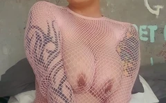 Kay in un abito a rete rosa e un nuovo giocattolo