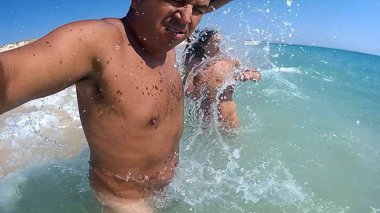 DreamStudioCouple: 해변에서 벌거벗은