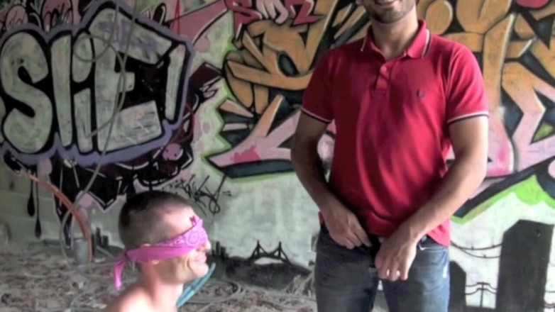 MALIK THE ARAB FUCKER XXL: Sürtük Malik'in Arap baskın arkadaşı tarafından sikiliyor