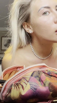 20 minuten mietje maakt zich klaar voor make-up met mij