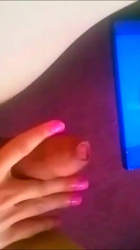 Netter femboy spielt mit ihren sexy füßen