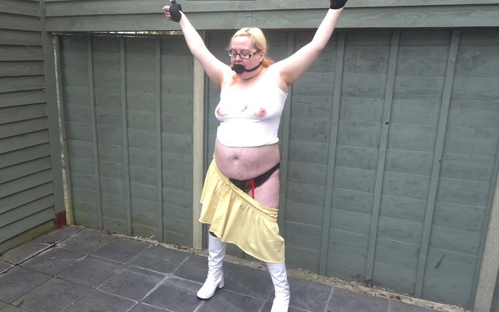 Littlevixen: In minirock, strümpfen und stiefeln gefesselt