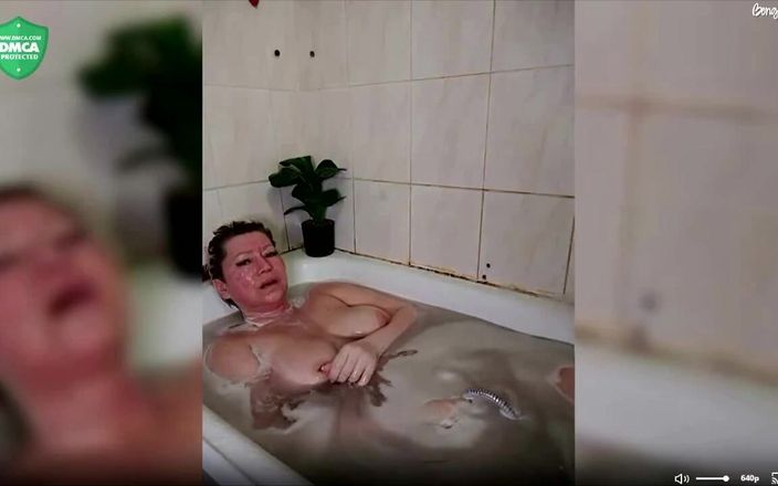 AimeeParadise: Faimoasa zeiță matură Aimeeparadise face un duș, își rade pizda și ejaculează în...