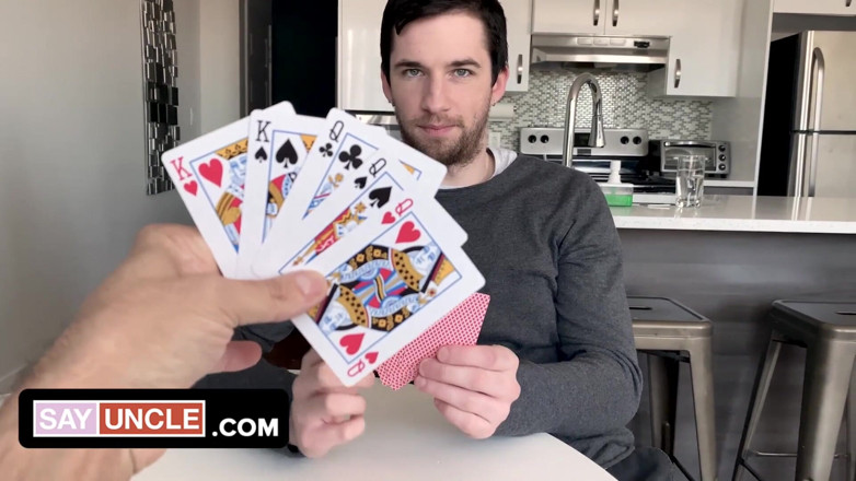 Say Uncle: I fratellastri plahys strip poker tizi quarantena
