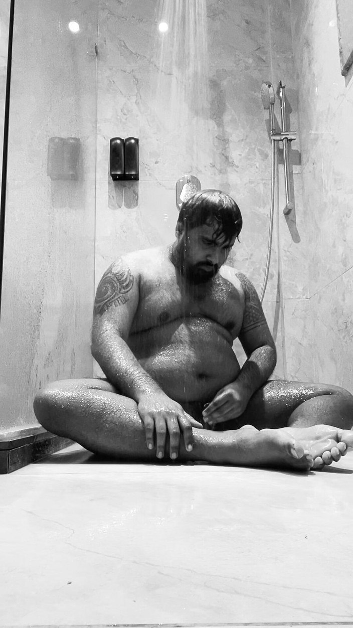 ObsidianFurry: Jovem urso se masturba enquanto toma banho