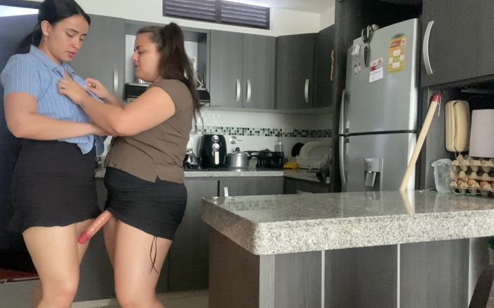 Zoe & Melissa: Yeni çocuk bakıcıların mutfakta takma yarakla sikişiyor