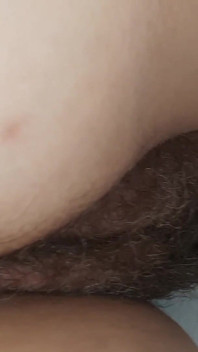 Entré en mi habitación para masturbarme con su coño peludo