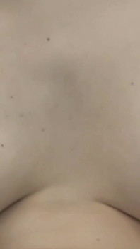 Adegan cewek cantik rambut cokelat lagi asik masturbasi pakai dildo di jacuzzi di rumah
