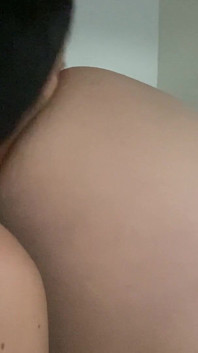 내 여친의 털이 무성한 엉덩이를 빨아