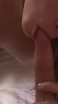 Blonďatá MILF prsty kapající kundička při sání pulzujícího ptáka