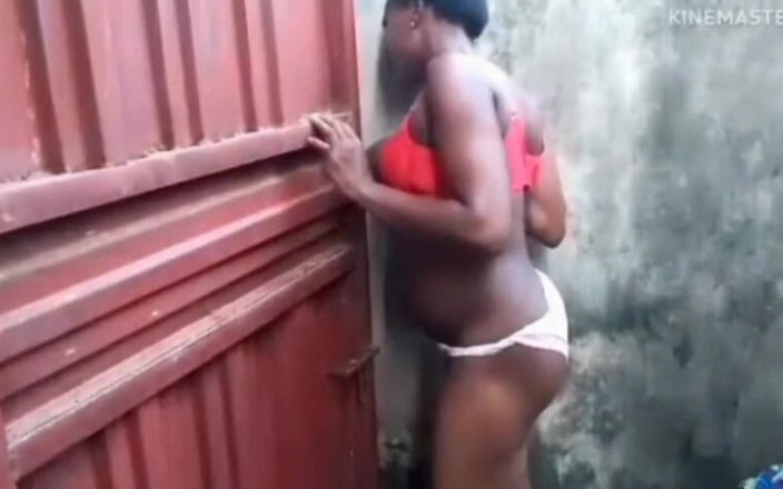 Pornsexlive: Il se cache dans un coin de la maison pour...