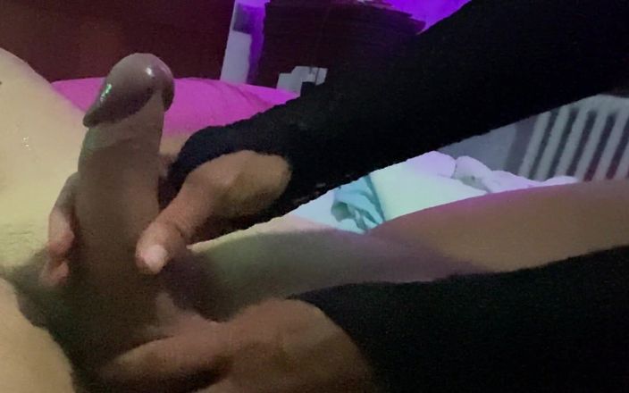 Sexy Nueve: Handjob malam hari dengan ballbusting lembut: dia memijat kontol dan...