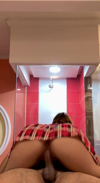 Mladá školačka se snaží zlepšit své známky s učitelem