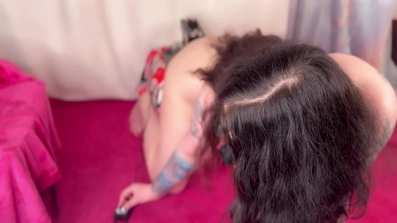 MissFFW: Ffw小姐做脱衣舞并使用性爱机器