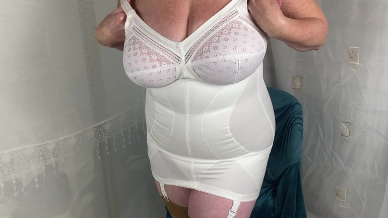 Aunty Sandra vintage girdle queen: Tia Sandra strips para você