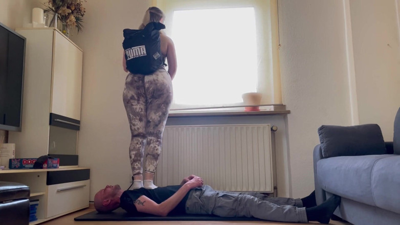 Lizzy Crush: Thử thách giẫm đạp 100kg - thậm chí nặng hơn, thậm chí còn...