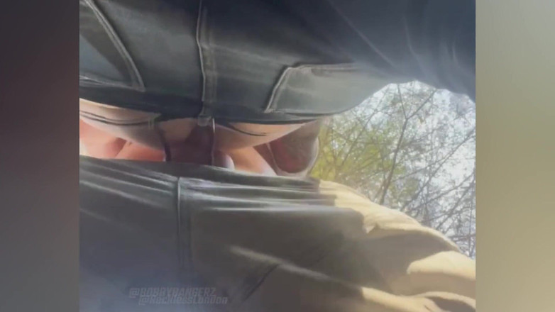 Landon D: Piegato tra alcuni alberi, lo prende ruvido e crudo