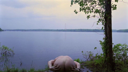 barenakedboy: 湖畔の雨の中でのフレックスとジャーク