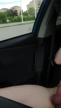 Arriscado se mostrando do carro do meu amigo, gozada enquanto está de olhos vendados