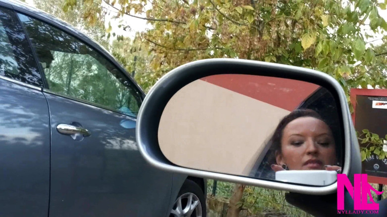 Nyllady: Revving dans des bottes jaunes et des collants noirs